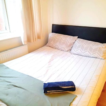6 Bed House 3 Bathrooms Good Transport Links To London, Free Parking Eksteriør bilde