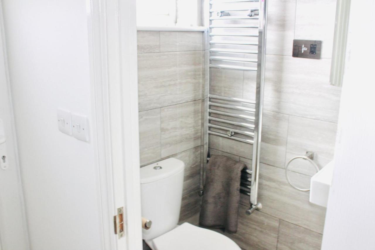 6 Bed House 3 Bathrooms Good Transport Links To London, Free Parking Eksteriør bilde
