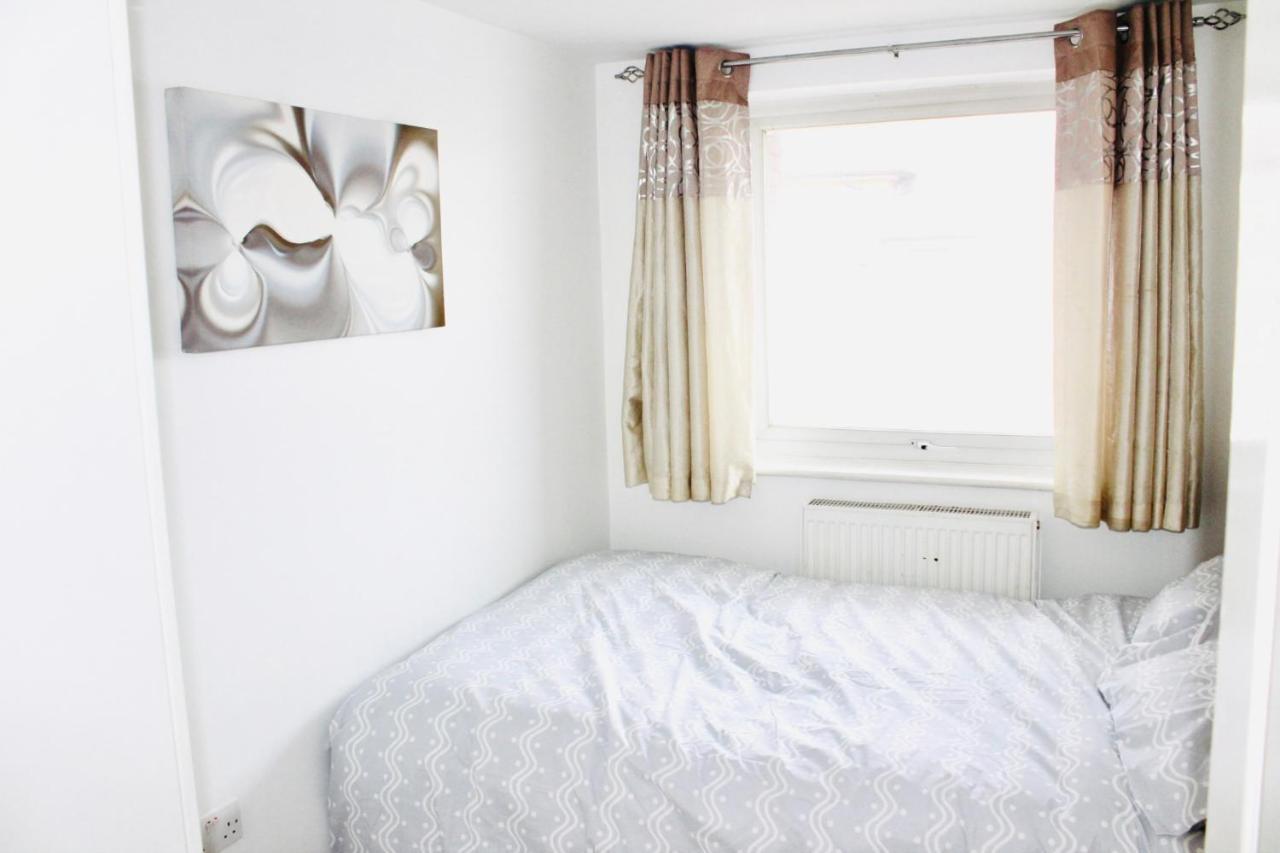 6 Bed House 3 Bathrooms Good Transport Links To London, Free Parking Eksteriør bilde