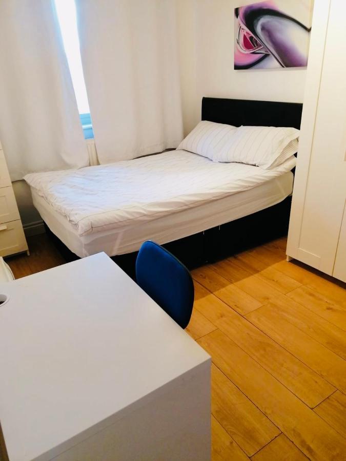 6 Bed House 3 Bathrooms Good Transport Links To London, Free Parking Eksteriør bilde