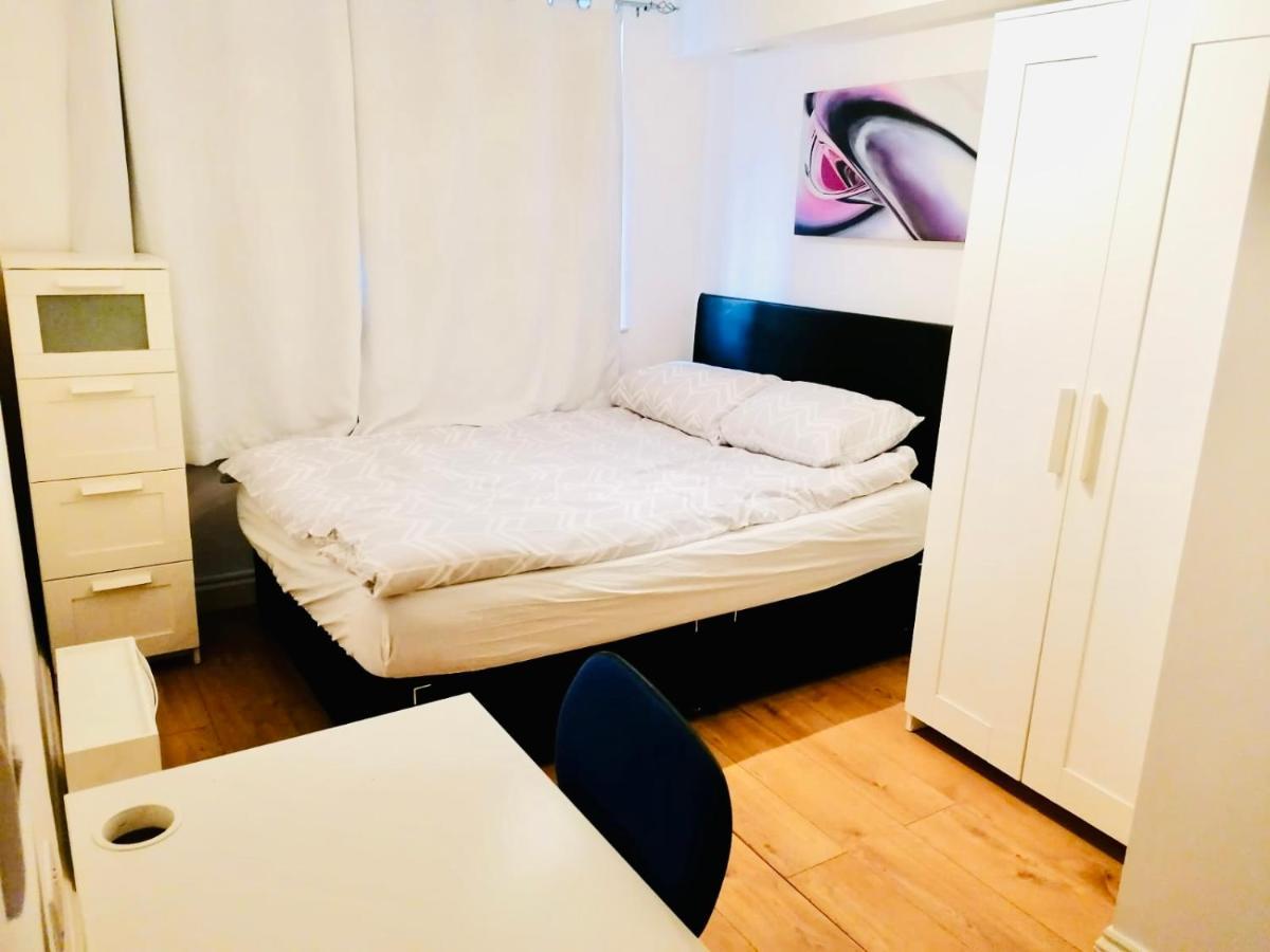 6 Bed House 3 Bathrooms Good Transport Links To London, Free Parking Eksteriør bilde