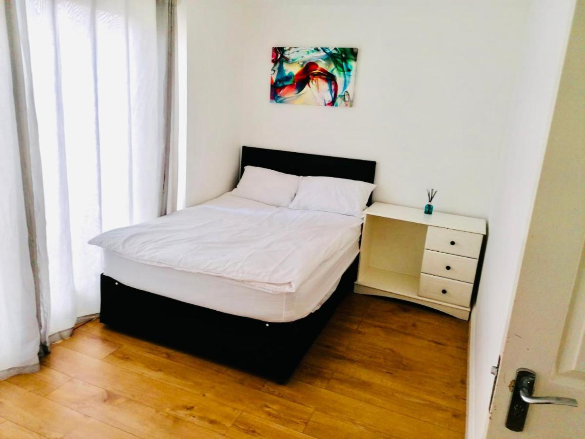 6 Bed House 3 Bathrooms Good Transport Links To London, Free Parking Eksteriør bilde