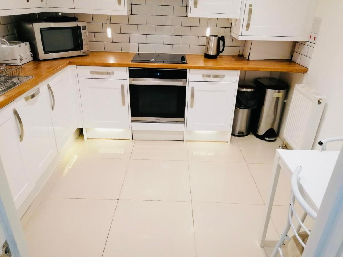 6 Bed House 3 Bathrooms Good Transport Links To London, Free Parking Eksteriør bilde