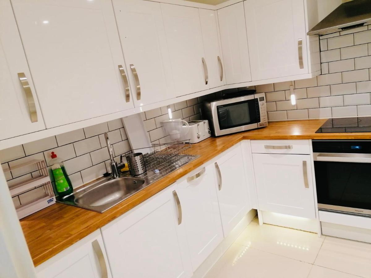6 Bed House 3 Bathrooms Good Transport Links To London, Free Parking Eksteriør bilde