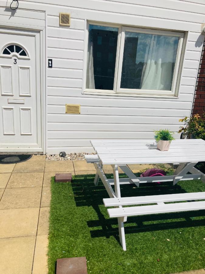 6 Bed House 3 Bathrooms Good Transport Links To London, Free Parking Eksteriør bilde