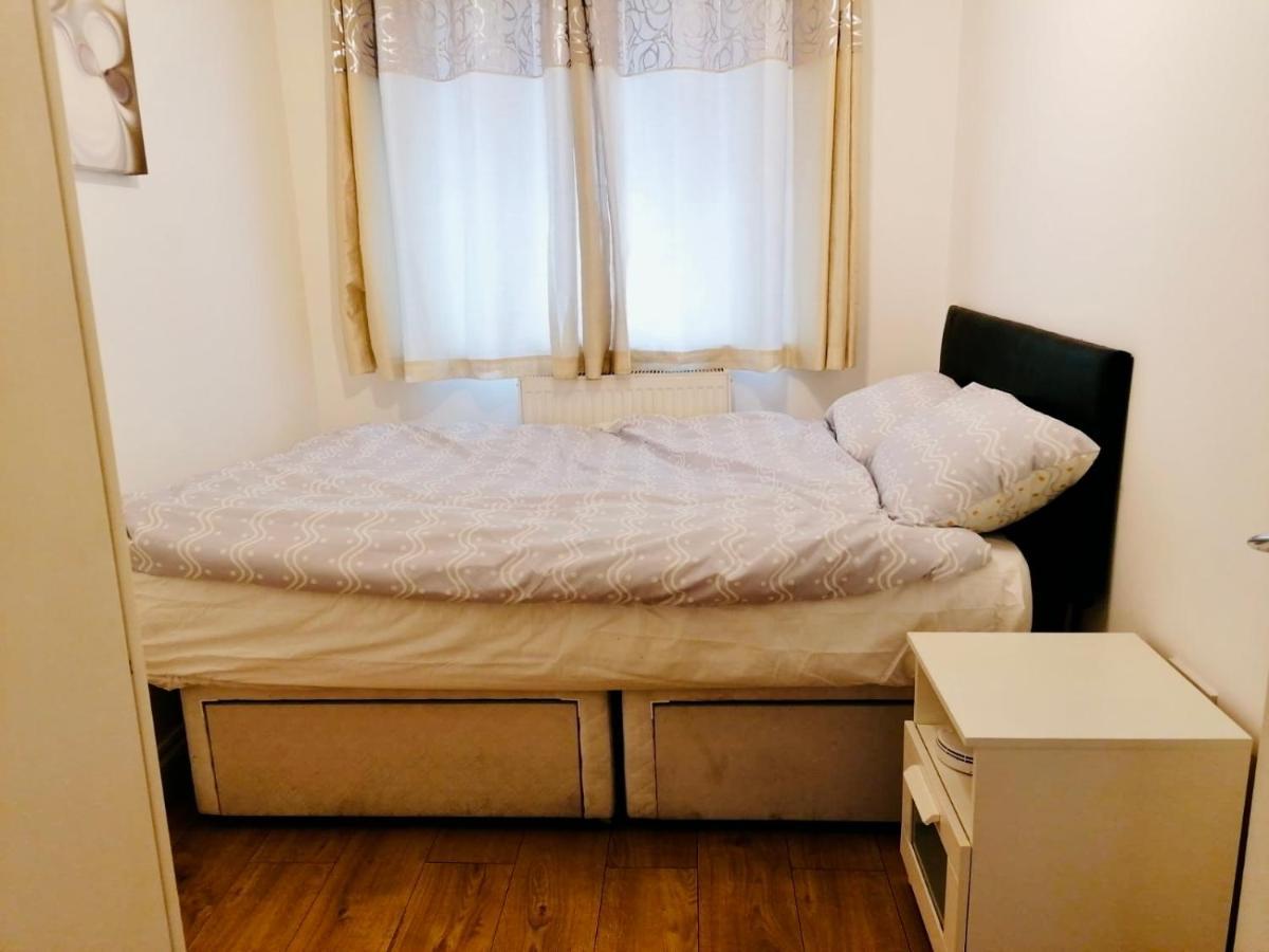 6 Bed House 3 Bathrooms Good Transport Links To London, Free Parking Eksteriør bilde