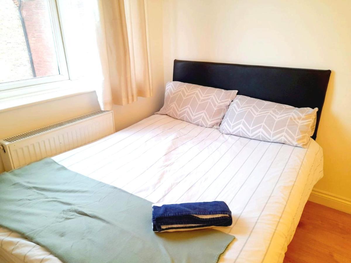6 Bed House 3 Bathrooms Good Transport Links To London, Free Parking Eksteriør bilde