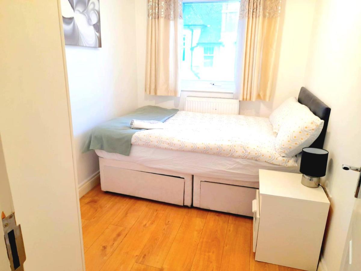 6 Bed House 3 Bathrooms Good Transport Links To London, Free Parking Eksteriør bilde