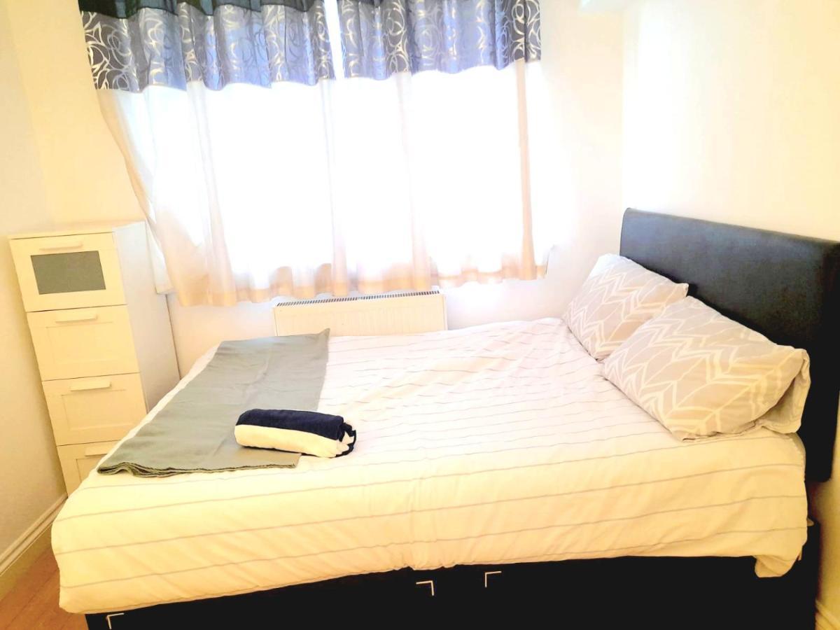 6 Bed House 3 Bathrooms Good Transport Links To London, Free Parking Eksteriør bilde