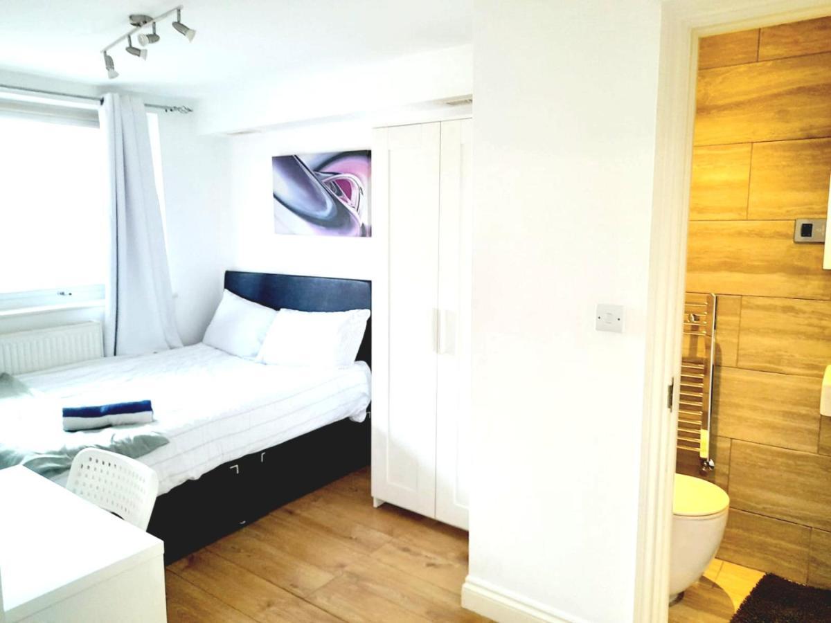 6 Bed House 3 Bathrooms Good Transport Links To London, Free Parking Eksteriør bilde